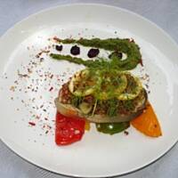 Łosoś pod pierzynką z kaszy gryczanej z musem z bakłażana