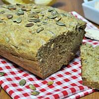 Pełnoziarnisty chleb dyniowo-pomidorowy