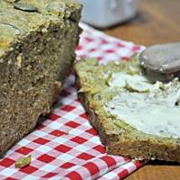 Pełnoziarnisty chleb dyniowo-pomidorowy