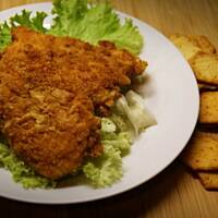 Kotlety panierowane w pikantnych krakersach