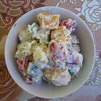 Sałatka z papryką czerwoną, zieloną, żółtą i z pomidorkami koktajlowymi