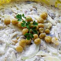 Sałatka śledziowa z groszkiem