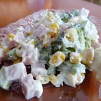 Sałatka z brokułem, fetą i szynką