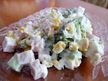 Fot. Anna Z, Sałatka z brokułem, fetą i szynką