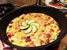 Fot. Agiatis, Frittata z cukinią,wędliną i pomidorem