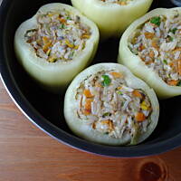 Biała papryka faszerowana ryżem i warzywami.