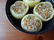 Fot. eluchap, Biała papryka faszerowana ryżem i warzywami.