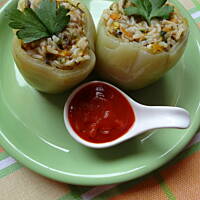 Biała papryka faszerowana ryżem i warzywami.