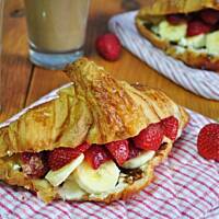 Croissanty z owocami