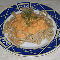 Makaron z sosem paprykowo-łososiowym.