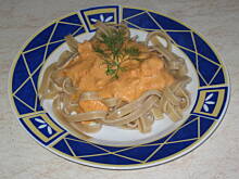 Fot. J., Makaron z sosem paprykowo-łososiowym.