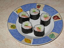 Fot. J., Sushi z łososiem wędzonym.