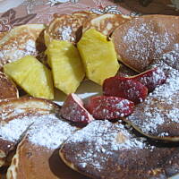 Placki z jabłkami i świeżym ananasem