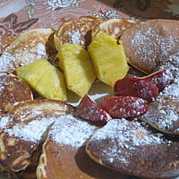 Placki z jabłkami i świeżym ananasem