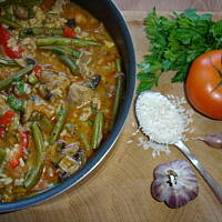 Garnek pełen ryżu i warzyw