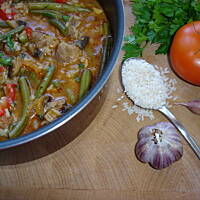 Garnek pełen ryżu i warzyw