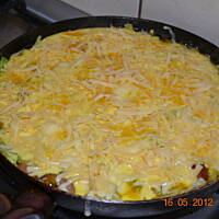 Zapiekanka z ziemniakami,kapustą i kiełbasą z patelni