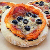 Małe pizze dyniowe z pepperoni i mozarellą