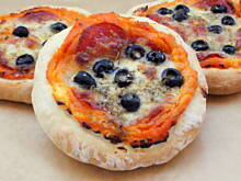 Fot. Barb82, Małe pizze dyniowe z pepperoni i mozarellą