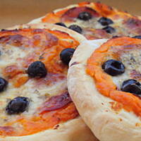 Małe pizze dyniowe z pepperoni i mozarellą