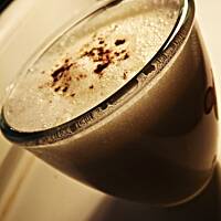 Kremowy napój rozgrzewający z pianką