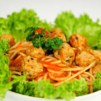 Makaron ze szczypiorkowymi klopsikami