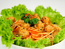 Fot. Wkn, Makaron ze szczypiorkowymi klopsikami