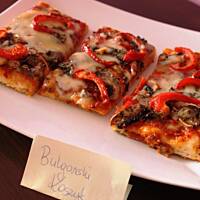 Pizza z papryką czosnkiem i pieczarkami