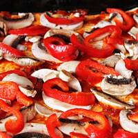 Pizza z papryką czosnkiem i pieczarkami