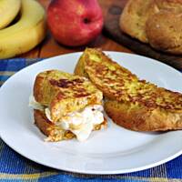 Owocowe kanapki z pełnoziarnistych tostów francuskich