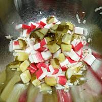 sałatka orientalna seler z paluszkami krabowymi