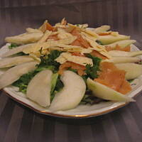 Sałatka z rukoli, gruszki i wędzonego łososia