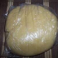 Cukiniowa tarta ze śliwkami i dwoma rodzajami serów podana z sosem tzatziki