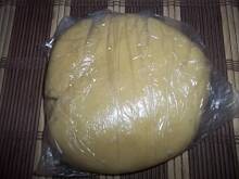 Fot. BeatrisL, Cukiniowa tarta ze śliwkami i dwoma rodzajami serów podana z sosem tzatziki