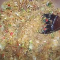 Cukiniowa tarta ze śliwkami i dwoma rodzajami serów podana z sosem tzatziki