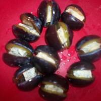 Cukiniowa tarta ze śliwkami i dwoma rodzajami serów podana z sosem tzatziki