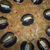 Cukiniowa tarta ze śliwkami i dwoma rodzajami serów podana z sosem tzatziki