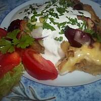 Cukiniowa tarta ze śliwkami i dwoma rodzajami serów podana z sosem tzatziki