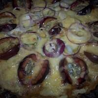 Cukiniowa tarta ze śliwkami i dwoma rodzajami serów podana z sosem tzatziki