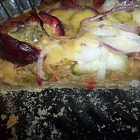 Cukiniowa tarta ze śliwkami i dwoma rodzajami serów podana z sosem tzatziki