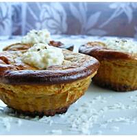 Mini serniczki cappuccino na orzechowym spodzie