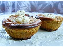 Fot. OstraNaSłodko, Mini serniczki cappuccino na orzechowym spodzie