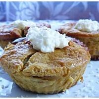 Mini serniczki cappuccino na orzechowym spodzie