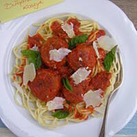 Spaghetti z klopsami w pikantnym sosie pomidorowym