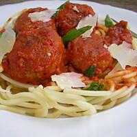 Spaghetti z klopsami w pikantnym sosie pomidorowym