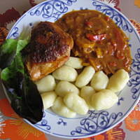 Kurczak po węgiersku z rozmarynem, żółtą cukinią i aksamitnymi kluseczkami