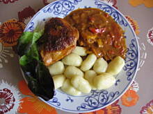 Fot. pao77, Kurczak po węgiersku z rozmarynem, żółtą cukinią i aksamitnymi kluseczkami