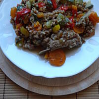 Żeberka z kaszą gryczaną i warzywami