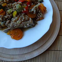 Żeberka z kaszą gryczaną i warzywami