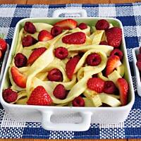 Naleśnikowa zapiekanka z malinami i truskawkami